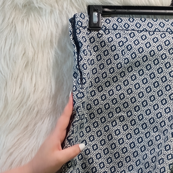 H&M Blue and White Pattern Stretchy Cropped Pants Size 12 - Picture 8 of 14